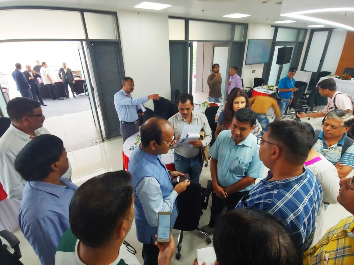 NHSRCL चे व्यवस्थापकीय संचालक अहमदाबाद येथे प्रसारमाध्यमांशी संवाद साधताना